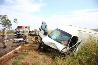 Acidente na BR-262, em julho, deixou van danificada e feridos (Foto: Paulo Francis)