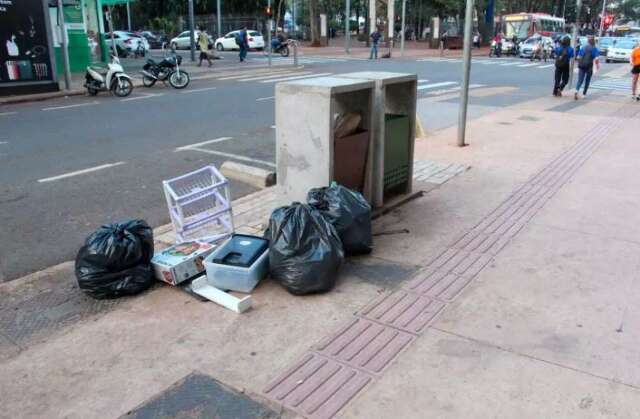 Com lixeiras menores, sacos tomam conta de cal&ccedil;adas e com&eacute;rcio pede cont&ecirc;ineres