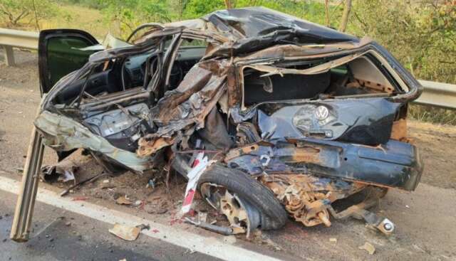 Vereador de Goi&aacute;s e esposa saem ilesos de acidente que destruiu carro em MS