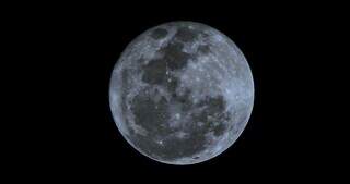 Lua aparenta estar azul durante fenômeno astronômico. (Foto: Osmar Daniel)
