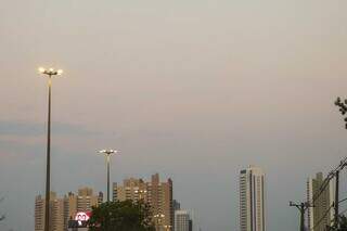 Céu com algumas nuvens nesta manhã na Capital (Foto: Henrique Kawaminami)