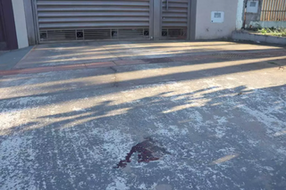 Marca de sangue na calçada onde Luan foi morto por Messias. (Foto: Paulo Francis/Arquivo)