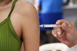 Vacina contra covid-19 sendo aplicada em Campo Grande. (Foto: Arquivo)