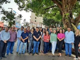 Na imagem, a prefeita de Campo Grande, Adriane Lopes (PP), posa para foto ao lado da secretária da Semadur, Katia Sarturi, e demais participantes da inauguração (Foto: Idaicy Solano)