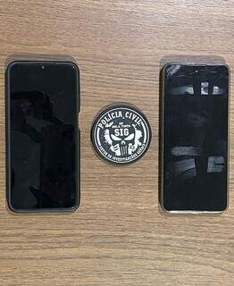 Celulares que o suspeito utilizava para abusar de crianças e adolescentes pelas redes sociais. (Foto: Divulgação/Polícia Civil)