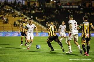 Jogadores disputam a posse de bola durante partida da Série B. (Foto: Gustavo Ribeiro/Novorizontino)