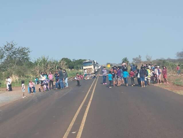 Ind&iacute;genas prometem manter a rodovia bloqueada at&eacute; o fim da vota&ccedil;&atilde;o do STF 