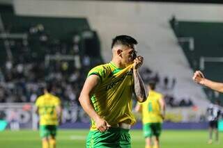 Nicolas Fernandez comemora gol que abriu o placar pela Sul-Americana. (Foto: Reprodução/@ClubDefensayJus no Twitter)