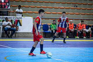 Jogador do Corumbaense conduzindo a bola em quadra de futsal (Foto: Divulgação/Corumbaense)