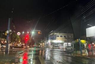 Alagado, trecho da Av. Weimar Gonçalves Torres ainda possui eletricidade. (Foto: Helio de Freitas)