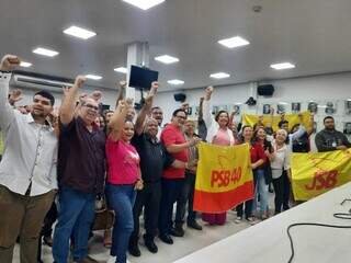 Filiados e dirigentes do PSB (Partido Socialista Brasileiro) na Câmara Municipal (Foto: Caroline Maldonado)