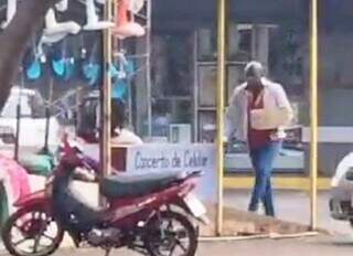 Terceiro suspeito de roubar carro na fronteira, minutos antes de ser preso (Foto: Reprodução)