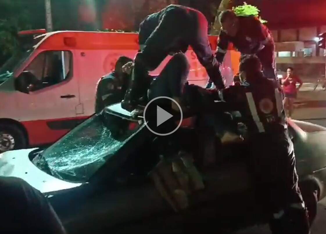 De moto, casal é atingido e vai parar sobre teto de carro