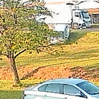 Vídeo mostra momento em que carro cai em valeta ao ser atingido por caminhão