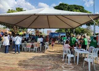 Mutirão de aniversário do Consultório na Rua, realizado na Praça Aquidauana, em Campo Grande (Foto: Osmar Daniel Veiga)