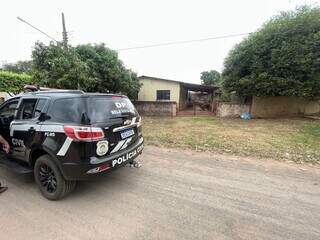 Viatura da delegacia de Bela Vista em frente a casa onde homem foi preso. (Foto: Divulgação/Polícia Civil)