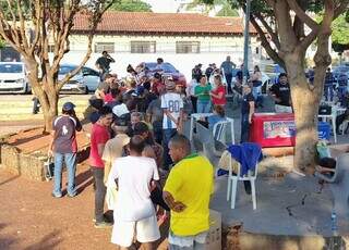 Público da ação de aniversário do Consultório na Rua, na Praça Aquidauana (Foto: Osmar Daniel Veiga)