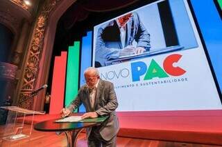 Presidente Luiz Inácio Lula da Silva (PT) assinando documentos para pacote de investimento do Novo PAC no dia 11 de agosto (Foto: Presidência da República)