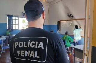 Policial penal acompanha aula em sala de aula. (Foto: Tatyane Santinoni/Agepen)