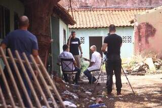 Ricardo (de camisa branca) na cadeira à direita detalha assassinatos (Foto: Paulo Francis)