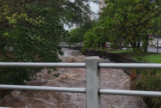 &Aacute;guas turbulentas mostram for&ccedil;a de tempestade que chegou sem avisar 