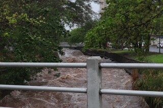 Correnteza do Córrego Prosa, na Avenida Ricardo Brandão, em Campo Grande (Foto: Henrique Kawaminami)