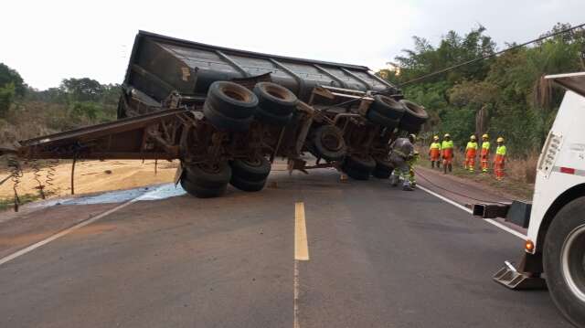 Ap&oacute;s travar a roda dianteira, carreta com gr&atilde;os de milho tomba na BR-163