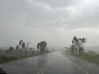 Registro da chuva na BR-060, na região de Camapuã (Foto: Direto das Ruas)