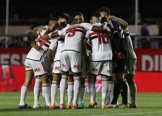 Jogadores do São Paulo se reúnem em campo antes da cobrança de pênaltis. (Foto: Rubens Chiri)