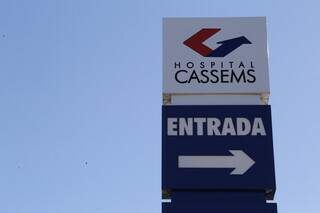 Placa de entrada do Hospital da Cassems (Foto: Arquivo/Campo Grande News)