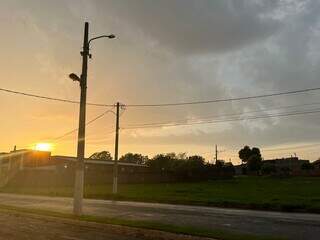 Sol aparece entre nuvens carregadas nesta manhã em Dourados (Foto: Helio de Freitas)