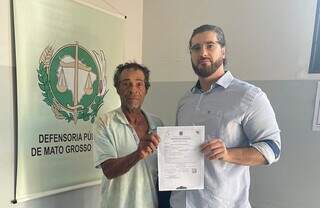 Sebastião ao lado do defensor público que cuidou de seu caso (Foto: Divulgação/Defensoria Pública de MS)