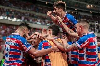 Equipe do Fortaleza comemora gol marcado por Marinho. (Foto: Mateus Lotif/Fortaleza)