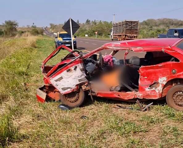 Motorista tenta fazer convers&atilde;o, mas &eacute; atingido por caminh&atilde;o e morre na hora