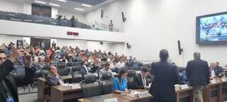 Gerson Claro (PP) discursando na sessão após aprovação do texto (Foto: Jackeline Oliveira)