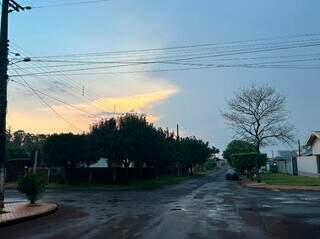 Ruas molhadas nesta manhã em Maracaju (Foto: Hosana de Lourdes/Tudo do MS)