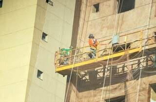 Trabalhadores da contrução civil durante obra em Campo Grande (Foto: Divulgação)