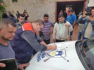 Alan Guedes no momento em que assinava decreto de situação de emergência em Dourados (Foto: Divulgação)