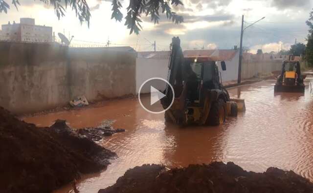 Obra deixa &quot;boca de lobo&quot; tampada e chuva alaga rua no Tiradentes