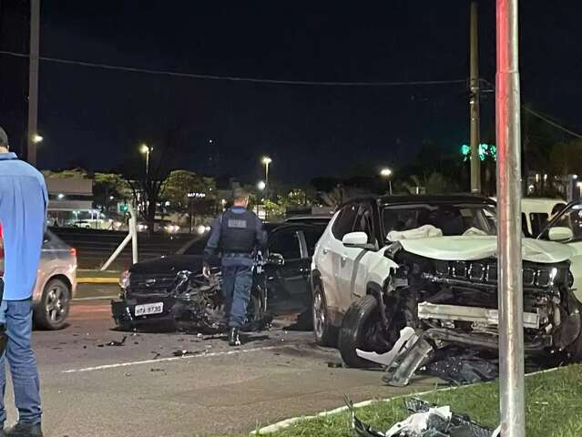 No hor&aacute;rio de pico, ve&iacute;culos ficam arrebentados em cruzamento da Via Parque