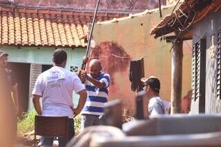 Marcelo mostrando como desferiu golpes em Damião durante a reconstituição (Foto: Paulo Francis)