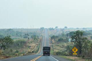 Rodovia BR-163 com tráfego de carretas (Foto: Arquivo/Campo Grande News)
