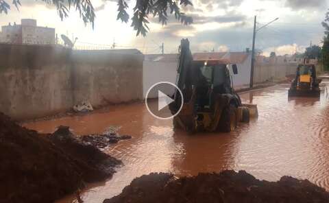 Obra deixa "boca de lobo" tampada e chuva alaga rua no Tiradentes