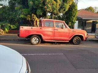 Carro abandonado em rua de Campo Grande, há meses. (Foto: Paulo Francis)