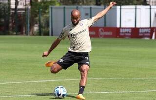 Atacante Lucas Moura treina finalização (Foto: Rubens Chiri/saopaulofc.net)