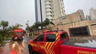 Durante chuva e ventania, trabalhadores s&atilde;o resgatados em andaime no 10&ordm; andar