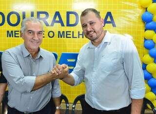 Reinaldo Azambuja ao lado do pré-candidato à Prefeitura de Douradina Lucio Flávio (Foto: Divulgação)