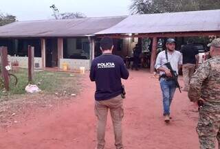 Policiais paraguaios na casa de brasileiro, suspeito de mandar matar médico paraguaio (Foto: Última Hora)