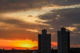 Sol aparece entre nuvens nesta manhã em Campo Grande (Foto: Henrique Kawaminami)