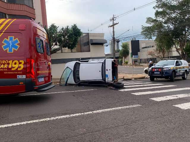 Carro tomba depois de colis&atilde;o em cruzamento na Rua 13 de Junho